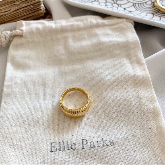 Gold ribbed vintage inspired ring - Picture 2 of 6